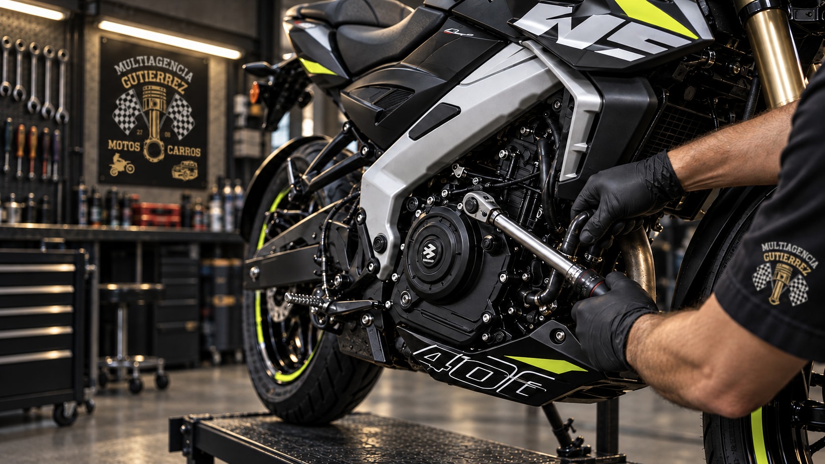 Luz cálida sobre las motos y herramientas del taller